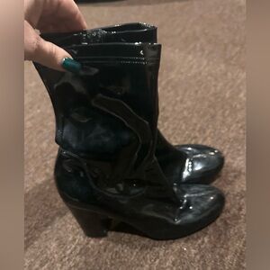Kenneth Cole 7.5 M Women’s Black patin leather shiny ankle boots round toe